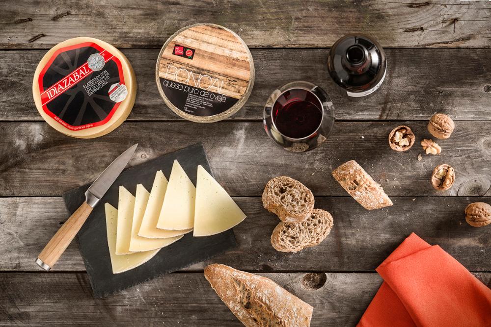 Queso Roncal y queso Idiazabal, nueces, pan y vino